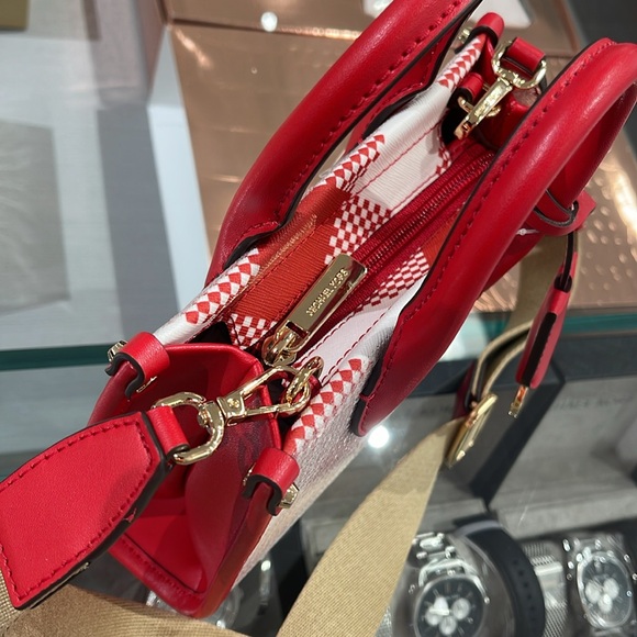 Michael Kors Mirella Extra-Small Logo Crossbody XBODY Shopper Bag
Bright Red
NWT - Picture 8 of 16